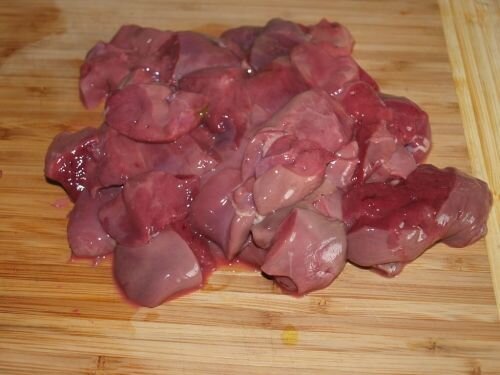     Перед тем как приготовить печень, нужно тщательно ее обработать. Хорошенечко промойте ее под холодной водой, затем осушите при помощи кухонного хлопчатобумажного полотенца. Затем аккуратно очистите печень от не нужных нам пленок и жира. После чего, нарежьте на небольшие кубики (3х3 см).   