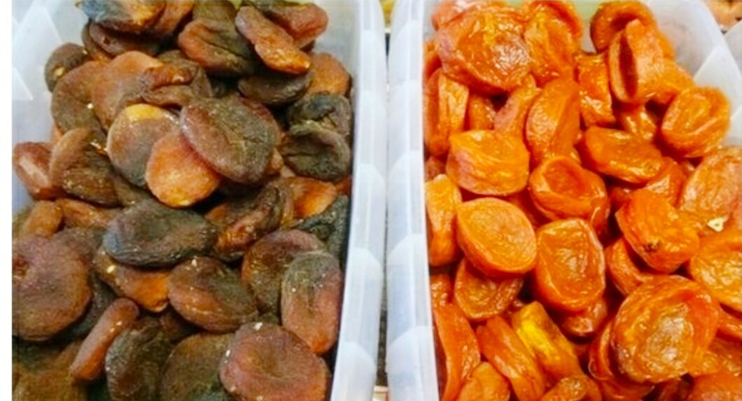 Если курага имеет ярко- оранжевый цвет , аккуратную форму и красивый блеск- это главный признак не того ,что она свежая, а вероятнее всего , что для привлекательного товарного вида  её обрабатывали диоксидом серы. Таким образом ,чем тусклее и темнее этот сухофрукт ,тем лучше.