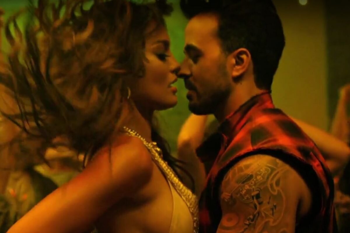 певицы в красном платье 90-х. Luis fonsi - despacito ft. луиса фонси дэдди янки. Natti natasha 2022. лисандра дельгадо.