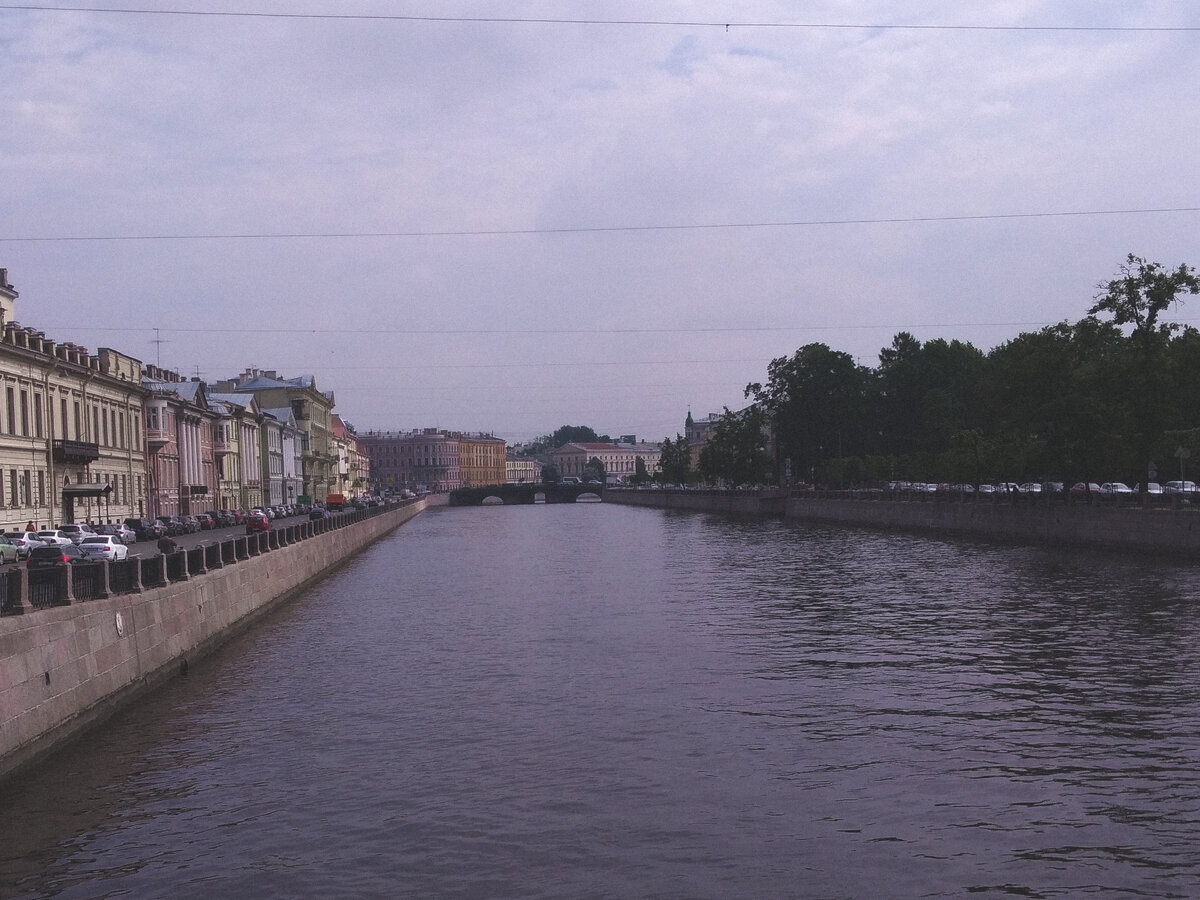 Фонтанка, а впереди виднеется мост Белинского. Фото моё.