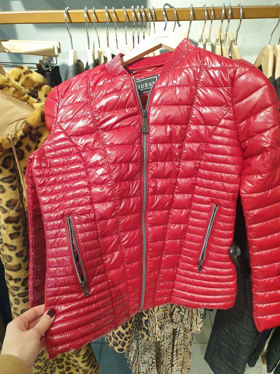 На фото, из-за куртки выглядывает максимально дурацкая "чебурашка" с принтом под леопарда... у меня в детстве плюшевая игрушка была похожей расцветки и материала.