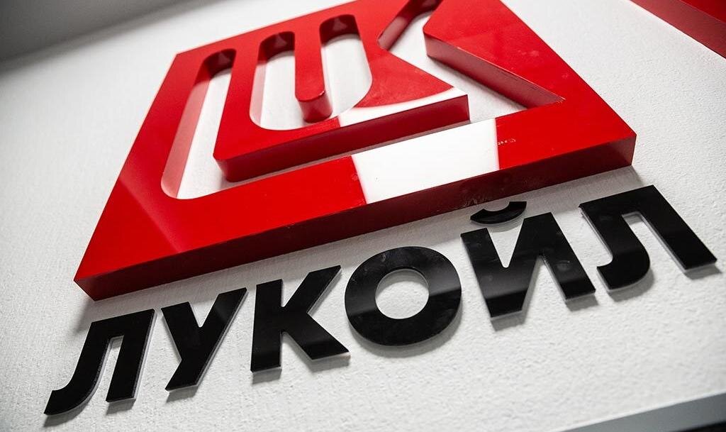  Лукойл (LKOH) испытывает серьезную атаку на цену акций. По информации источников РДВ Лукойлу угрожает Роснефть (ROSN), что может косвенно сообщать о возрастании различных рисков для компании Алекперова

Лукойл может сильно потерять в добыче из-за перераспределения квот. Роснефть предложила Президенту стать оператором квот на объем добычи нефти в России. Это тоже атака прежде всего на Лукойл, который добывает больше всех после Роснефти: 1.65 млн б/с против 4.1 млн б/с у Роснефти. То есть Лукойл больше всех пострадает от одобрения такого решения.

Ранее компания потеряла налоговые льготы, что приведет к снижению EBITDA компании на 5-7%. Дополнительно, ситуация с АГД-Даймондз пока тоже разрешается не в пользу Лукойла.

