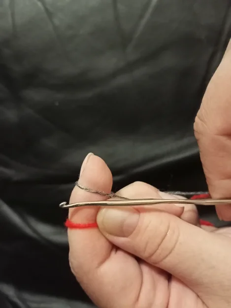 И серая, и красная нити туго скручены. Красная - отлично подойдет для этого крючка. Серая слишком тонкая.