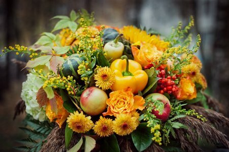В моей молодости во время свадеб многие говорили молодожёнам: желаю вам Кавказского долголетия ,Молдавского веселия, ….и горячей Африканской любви. Чтоб узнать что же это такое горячая Африканская любовь первоначально многократно побывал в Грузии,  в 1979 году смог поехать  в центральную Африку, в страну Гвинея, побыл там около полу  года среди негров, потом в 1987году поехал на северную Африку, в стране Алжир прожил среди арабов три года. За этот период ,более 40 лет, побывал более десяти странах Африки и Европы,  в некоторых несколько раз. Когда у многих народов по крупицам собрал богатую информацию о крепкой семьи, понял что нужна государственная программа психологической помощи  молодожёнам чтоб они начали создавать семью только узнав  как сохранить эту горячую любовь до глубокой старости , став примером для своих детей и внуков. Разузнал что такие структуры в нашей стране есть. Для того чтоб ознакомить всех со своими познаниями и чтоб показать что это не мои вымыслы, а всё взято из реальной жизни разных народов написал и издал книжку «Основы крепкой семьи» также купил себе место в интернете. Создал там свой сайт   Osnovkrepkasemua.ru описав  всё более подробно. Прошло 5 лет но программа  оказания помощи молодожёнам так и не появилась. Пришлось самому создать эту программу назвав его «Краткой лекцией только для молодожёнов перед регистрацией». Выложил его на тот же сайт,  со скрытым просмотром, чтоб не дети занимались  этим вопросом.  У детей должны быть совсем другие проблемы: как вырасти физически здоровым, морально устойчивым и получит как можно больше знаний. И только решив создать свою семью, молодые должны узнать скрупулёзно всё о своей семейной жизни.  Не дожидаясь когда кто- то начнёт объяснять молодожёнам как сохранить любовь до глубокой старости, сам начал ходить по районам республики. Оказалось здесь не совсем так просто. Начальники бюро ЗАГС заинтересованы в снижении количество разводов, встречали эту программу с одобрением, дополняя его некоторыми данными. Именно от них узнал что развод можно оформить даже не приходя в суды, а просто подав заявление по интернету. Но начальники ЗАГС бывают то ли в командировке, то ли вызваны главе района или ещё куда, тогда меня  встречали  простые специалисты, временно исполняющие обязанности начальника ЗАГС. Эта встреча уже совсем другая- враждебная. Объясняя что  я несу дополнительную работу , а у них работы и так невпроворот. Не могу же объяснять что необходимо в состав бюро ЗАГС включить ещё психолога или другого специалиста и чтоб и суды приняли делопроизводство о разводе только после подписи этих специалистов. Я же не правительственный орган.  Не приятно, когда хочешь помочь и при этом  встречают тебя очень враждебно пусть даже не всегда.  По этой причине перестал ходить по районам республики.    Но в душе не спокойно. Как – так, узнал очень много полезного и не довести до всех.  И время от времени начал  ходить в  бюро ЗАГС своего района чтоб объяснять молодожёнам как им сохранить сегодняшнюю любовь  до глубокой старости. Оказалось, что эта задача ещё сложнее. Представьте себе ЗАГС: молодожёны приезжают регистрироваться ,  близкие, родственники ,море цветов, музыка, веселье в разгаре , шампанское и я тут со  стороны со своими объяснениями и предостережениями. Но молодые сами очень просто «решили»  эту проблему. Один жених мне прямо так и сказал: не волнуйтесь, я вас знаю, знаю где вы живёте. Если что, я к  вам сам  зайду. Чуть не поперхнулся , но сказал парню:  сынок, если чё ты уж ко мне не заходи. Когда  наступит время чё уже разобраться  кто прав и кто виноват ни теоретически ни  практически узнать  невозможно. Только не подумай что я не хочу тебе  помочь. Это в молодости когда помогал смог не утонуть в слезах женщины и более-менее спокойно выслушать охи и ахи мужчины обогащённые матерщиной. Любое дело, любую вещь проще и лучше сохранить до того пока его не поломаешь и не  повредишь. Вот потому и даю вам эту лекцию сегодня во  время вашего праздника чтоб ваш праздник длился много- много лет  и никогда не наступил время если чё…  Сегодня миллионы молодожёнов радостно и весело идут в ЗАГС твёрдо думая что если чё обратятся кому-то и всё будет хорошо. У нас это в народе даже исторически негласно узаконено под общим названием « Медовый месяц». Вот и продолжается этот медовый месяц у кого как, у многих месяц ,а у некоторых 1-3 года и только у немногих всю жизнь, до глубокой старости.  О чём и говорить точная наука под названием статистика: Сегодня более 70% всех браков распадаются. Это совершившийся факт, а не чьито  домыслы и вымыслы. Пора менять традиционные, устаревшие  методы на новые!
 Равиль Мухамадеев.