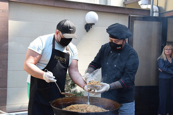Фото  из  открытого  доступа. г.СОЧИ  ТАТАРО -БАШКИРСКАЯ  ДИАСПОРА   ГОТОВИТ  ПЛОВ ДЛЯ  МЕДИКОВ   МЕСТНОЙ  ИНФЕКЦИОННОЙ  БОЛЬНИЦЫ