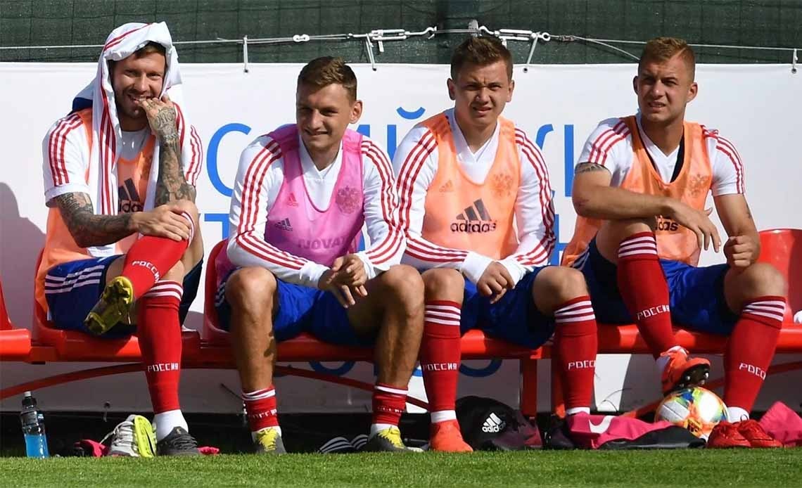 Скамейка современной сборной России. Переживают? По-моему, им плевать на всё, - как получится, так и получится! Хоть песню про зайцев включай из "Бриллиантовой руки".