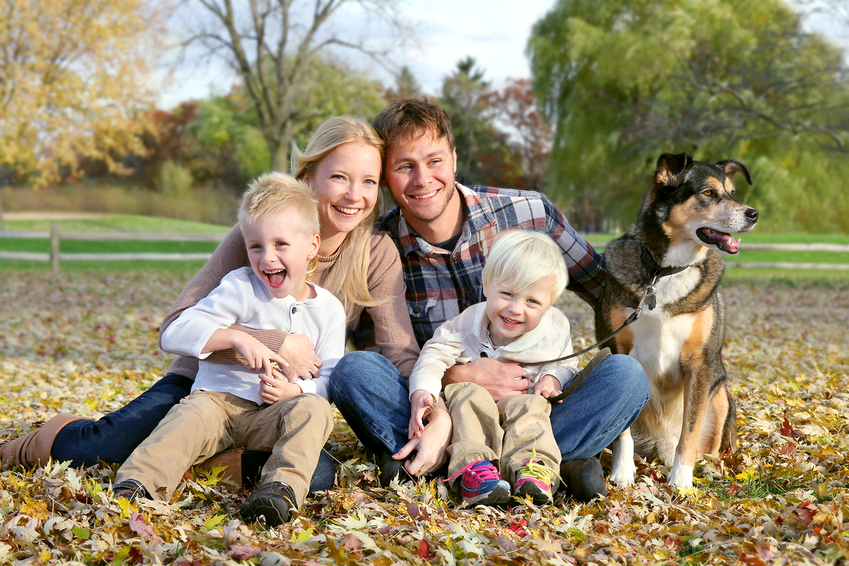 Мама папа на даче. Семья с собакой. Собаки для семьи с детьми. Счастливая семья с животными и детьми. Счастливая семья с собакой и детьми.
