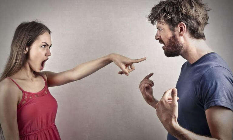 Не выносить сор из избы»
Такие ошибки часто допускают молодые пары, когда любые ссоры, интимные моменты выносят на обсуждение с родственниками или близкими людьми. Важное правило семейной жизни – интимность, конфиденциальность. Чаще всего именно советы со стороны третьих лиц влияют на мнение одного из супругов, что усугубляет положение дел.

Искать общие интересы
Самый простой психологический совет, как оживить и укрепить связь между супругами – найти общее занятие. Сплоченность, увлеченность одним делом позволяет супругам смотреть в одну сторону. В такой паре не будет ситуаций, когда любящим людям не о чем поговорить. Это могут быть хобби, домашние дела, ремонт и многое другое.