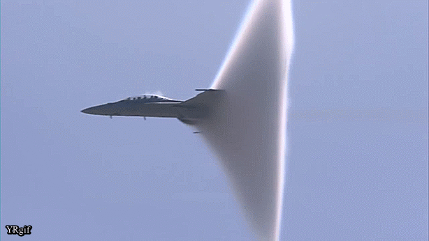 Американский самолёт F-18 преодолевает звуковой барьер