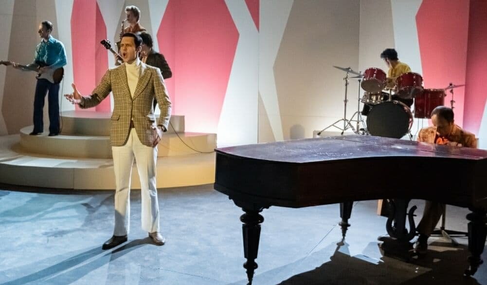 Кадр из сериала "Магомаев"  Милош Бикович в роли Муслима Магомаева исполняет песню на сцене Фото со съёмок сериала "Магомаев" Милош Бикович в роли Муслима Магомаева