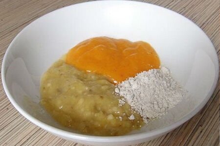 Тема молодости бесконечна. Когда появляются первые морщины, сразу же хочется от них избавиться. И в домашних условиях можно продлить свою молодость. Для этого есть некоторые хорошие рецепты, которые помогут выглядеть моложе. Чем раньше вы начнете ухаживать за увядающей кожей, тем лучше. Мелкие морщины легче поддаются влиянию. Поэтому омолаживающие маски можно начинать делать уже с 30 лет.