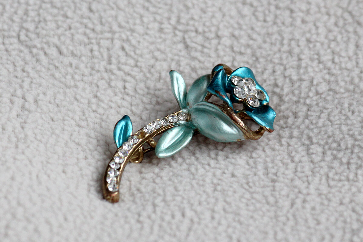 Голубая роза, небольшая брошь. Очень её люблю, фото автора канала