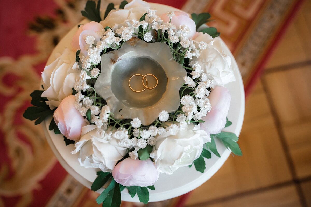 А это кольца на тарелочке в ЗАГСе