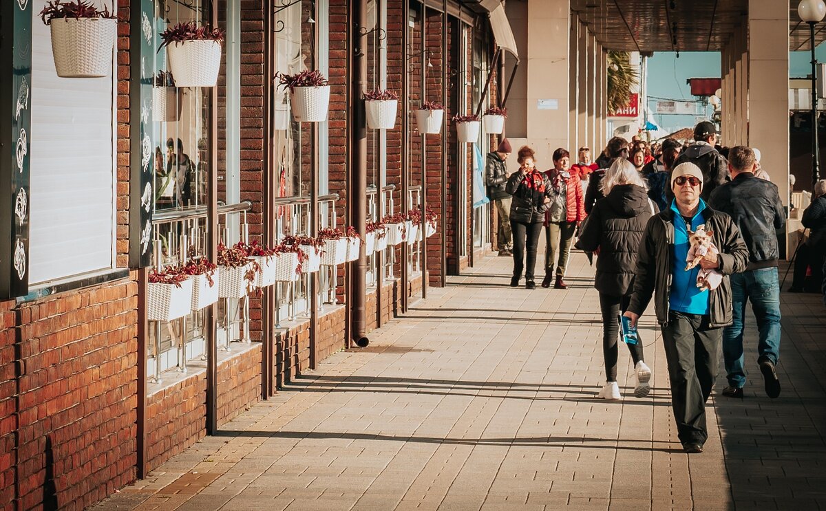 Центральная набережная Адлера в будний день