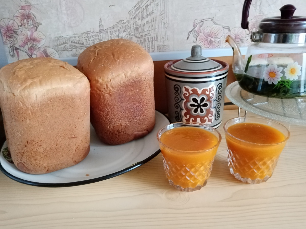 Испекли хлеб... остывает. На ужин абрикосовый сок с мякотью и свежеиспеченный хлеб