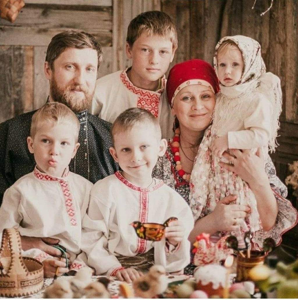 Do the russians have any family traditions. Славянская семья. Православная семья. Семья на Руси.