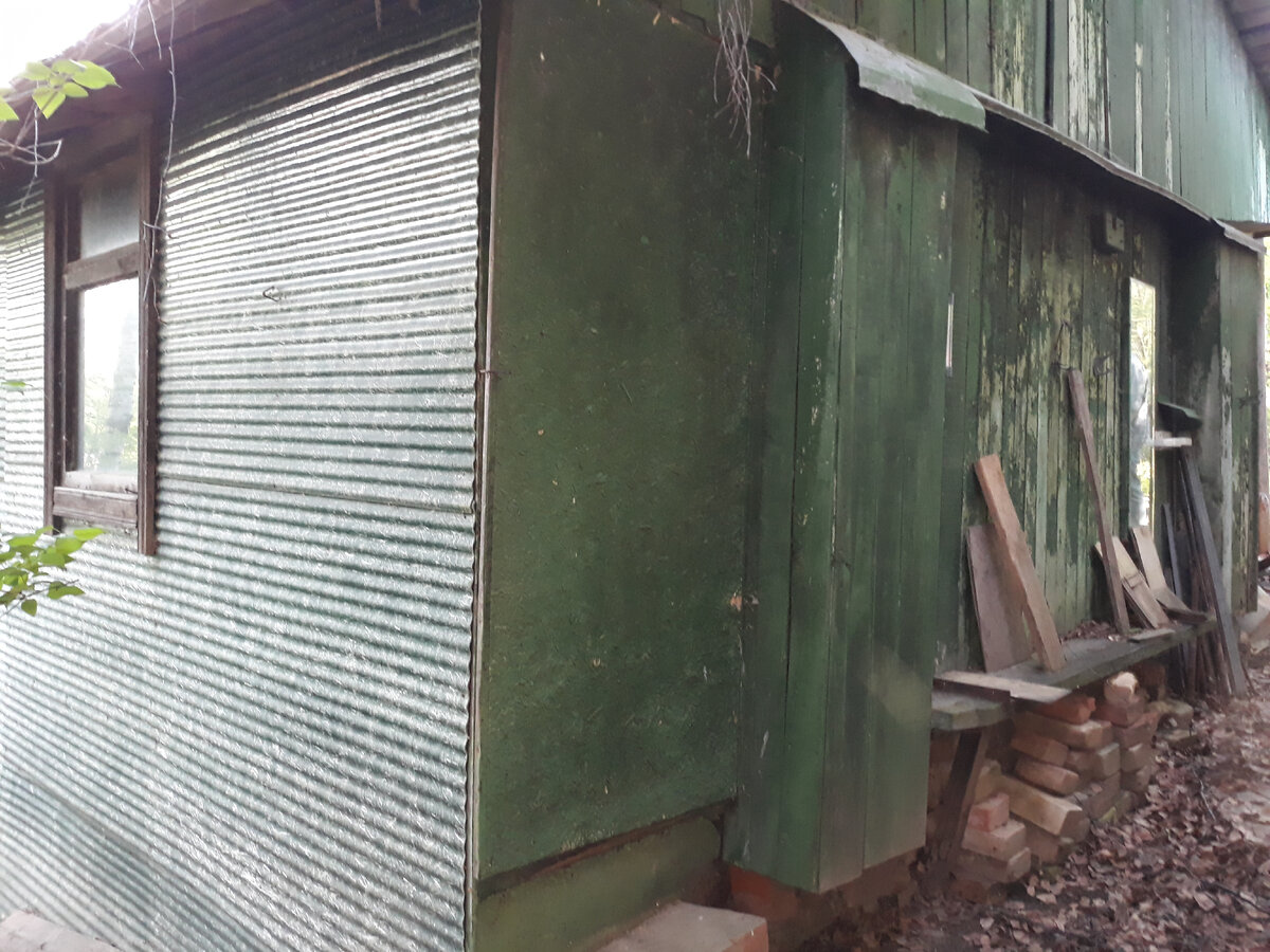 Баня, построенная на краю оврага