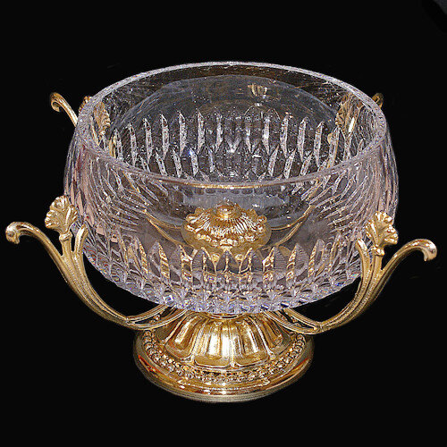 Конфетница Изящество     Страна производства	Италия      Производитель	Cre Art     Материал	Хрусталь,    Высота 17 см.