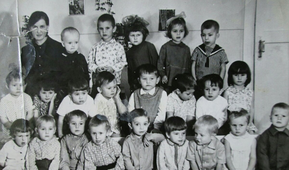 Группа д/с "Ласточка". 1974 г. Ухта. Автор во втором ряду, вторая девочка слева