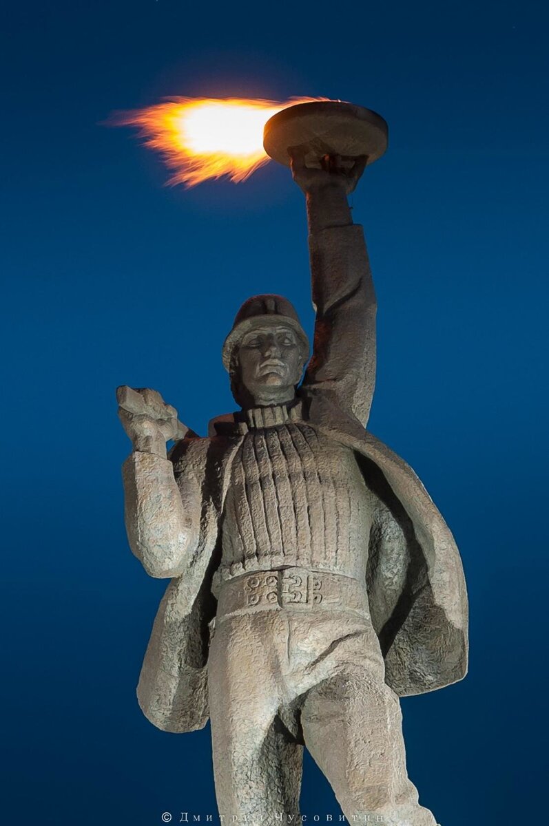 Символ Нижневартовска, памятник покорителям Самотлора. В просторечии -- Алеша. Фото: Дмитрий Чусовитин.