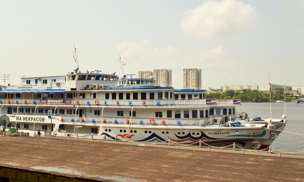 Теплоход " Н.А.Некрасов" круизной компании " Инфофлот"