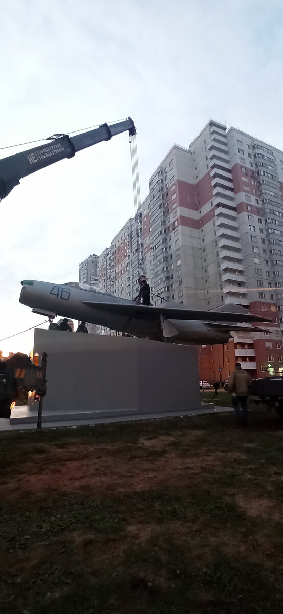 Монтаж самолёта МиГ-19 на постамент (19.09.21г. фото автора)