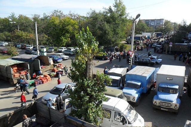 Ярмарка на центральной площади - два года назад. Сейчас везде асфальт - а была грязь непролазная... 
