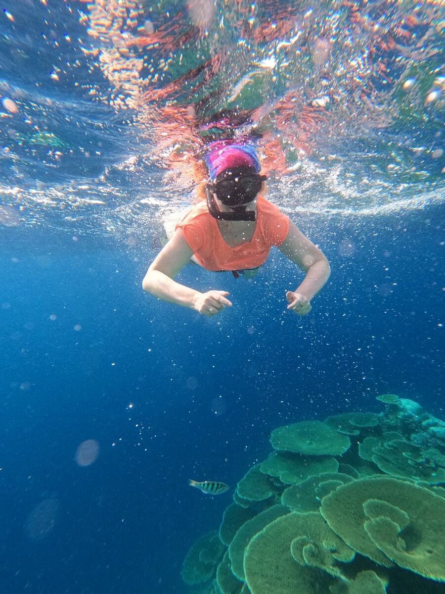 Автор изучает подводный мир - это просто нереальная красота