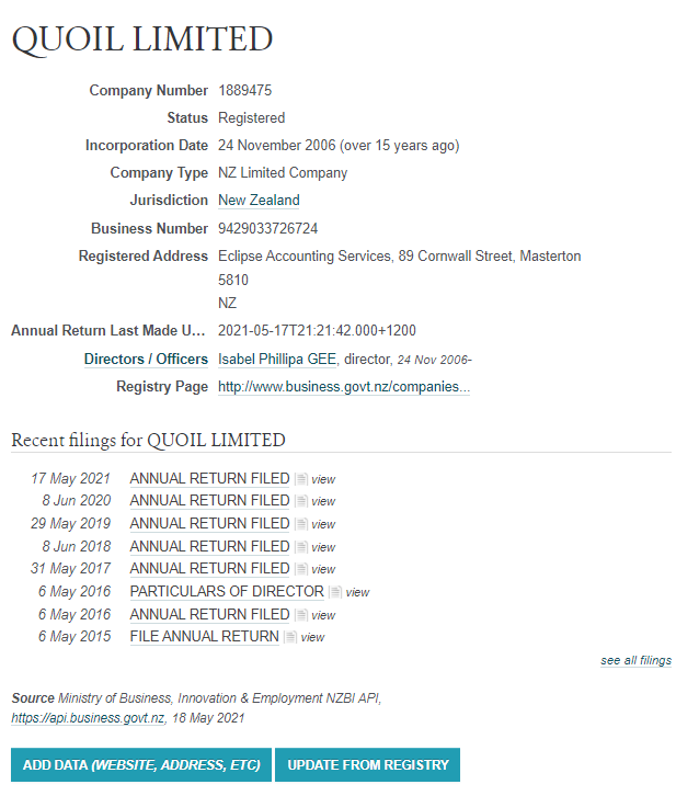 Я потом нашла в Инстаграмме, что Isabel Philippa Gee под этим брендом работала с 2006 года и выпускала бижутерию. 
https://www.instagram.com/accounts/login/?next=/quoilgallery/
По состоянию на 2022 год галерея не работает (так гласит ее Инстаграмм). 