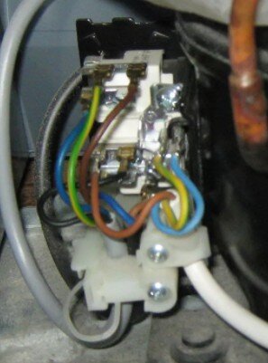 Если после запуска холодильника или во время процесса работы у вашего холодильника начинают мигать все или некоторые лампочки, то таким образом холодильник сообщает о неисправности.-2