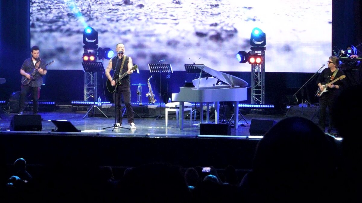 Довольно молодой Бог!