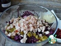    Нарезать огурцы и курицу кубиком, добавить к капусте.