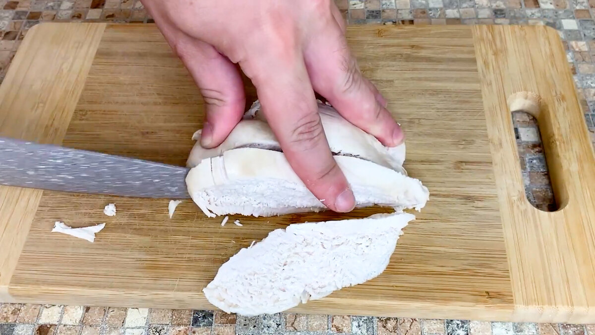 Заранее нужно  отварить куриное мясо и мелко его нарезать.