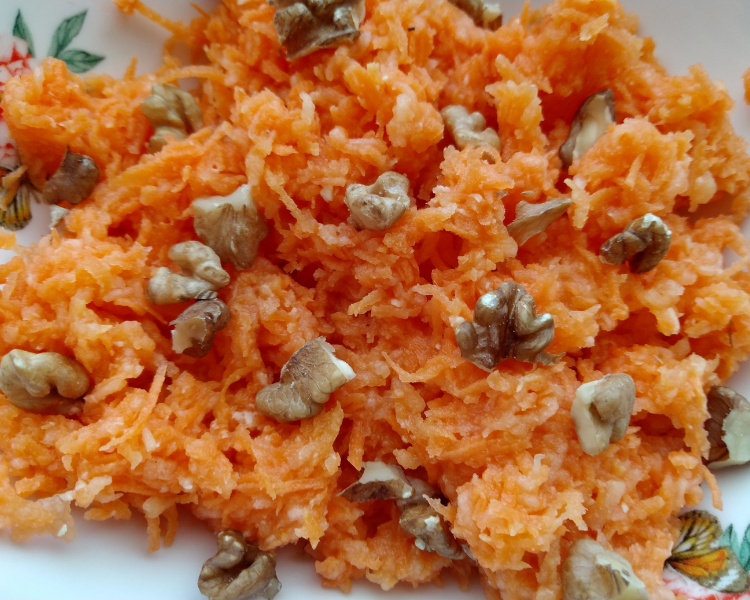 Салат из моркови, яблок и хрена. Я предпочла мелкую терку