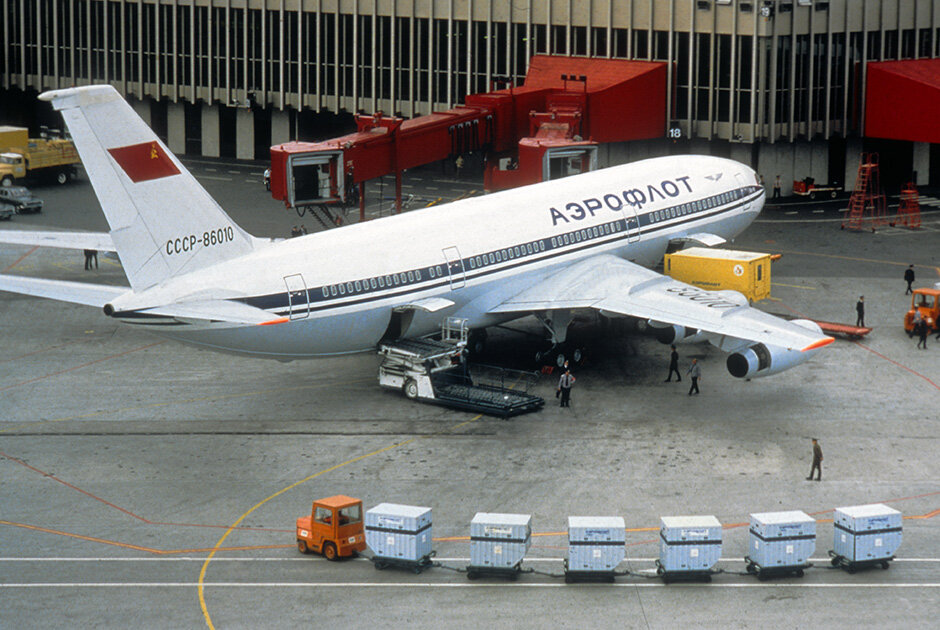 Ил-86 СССР-86010 в базовом аэропорту Шереметьево, 1981 год. Фото Бориса Корзина.