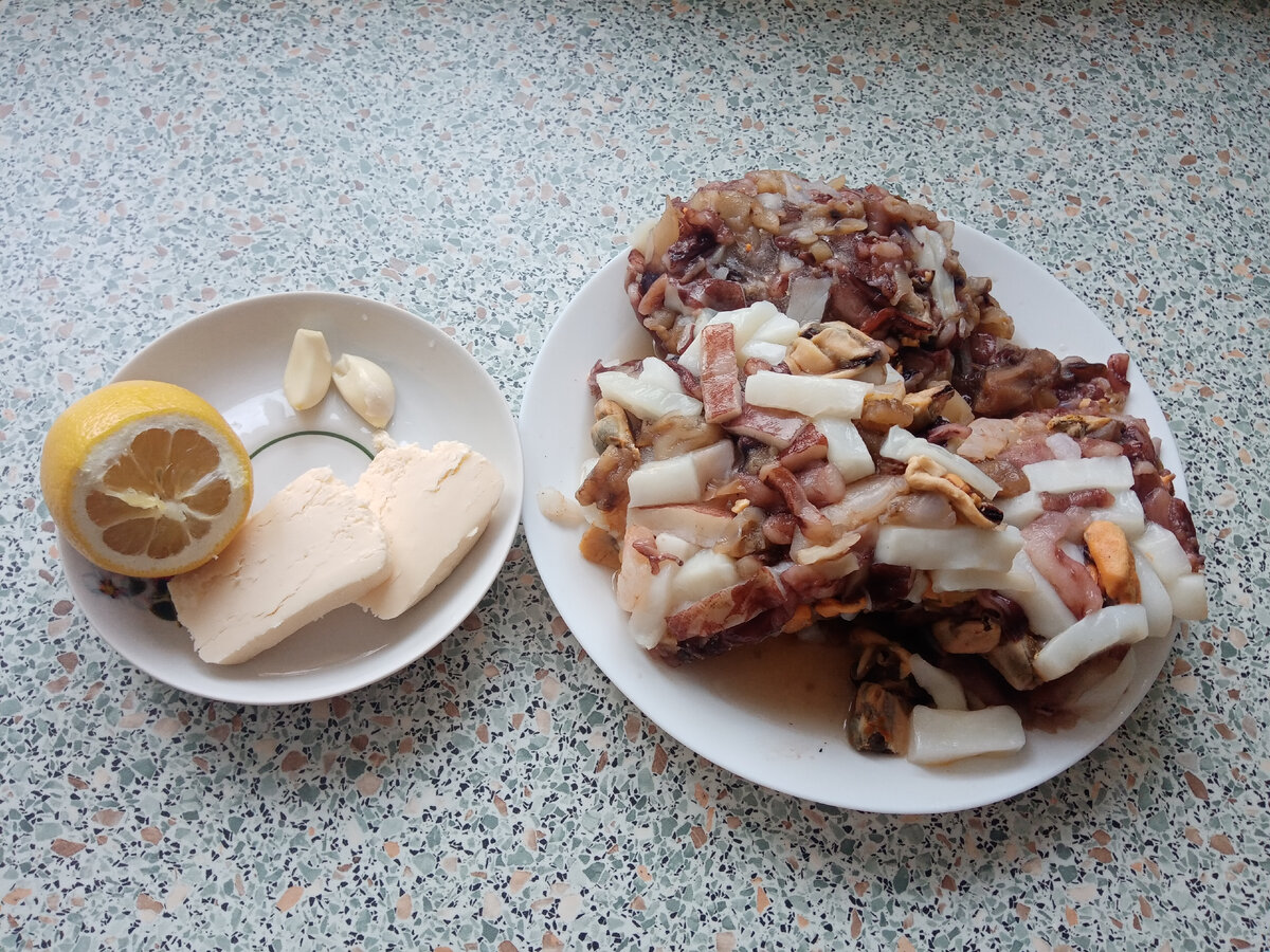 Кроме самих морепродуктов нам потребуются:сливочное масло(у меня домашнее, спасибо мамочке! 😍), лимон, чеснок, по вкусу соль, перец. Я обычно еду не досаливаю, вот и в этот раз соли в самих морепродуктах мне хватило. 