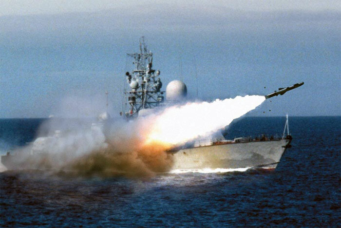 Испытания ПКР "Оникс" на МРК "Накат" пр.1234.7 (фото из буклета НПО Машиностроения, http://www.npomash.ru)