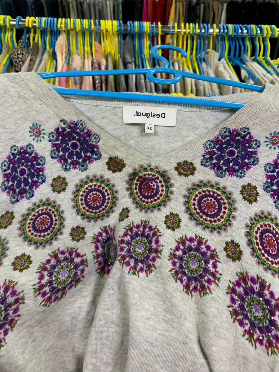 Кофта явно любимая и носимая. Воротничок грязный, но мне кажется, легко отстирается.  А так неплохая трикотажная туничка.