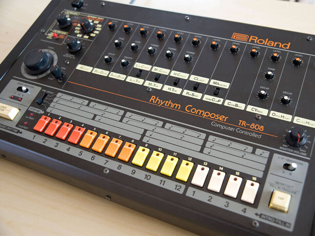 Драм-машина Roland TR-808