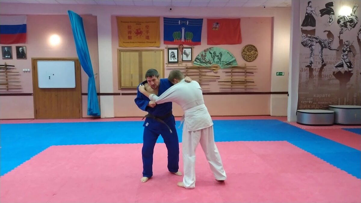 На фотографии (в синем кимоно) тренер клуба Кречет