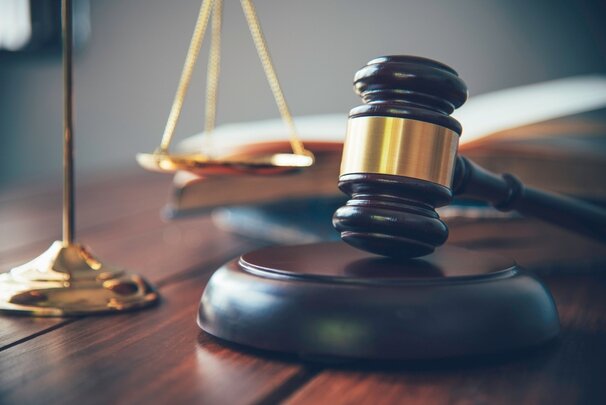 В отношении нее было возбуждено уголовное дело по статье 318 Уголовного кодекса РФ.

Пресс-служба окружного МВД рассказала подробности случившегося.

В феврале прошлого года жительницу Приуральского района доставили в суд для оформления административного ареста на 10 суток. Нетрезвой даме что-то не понравилось, она в коридоре несколько раз ударила полицейского.

Отметим, что санкция статьи 318 УК РФ предусматривает либо штраф до 200 тысяч рублей или иного дохода гражданина за период до 18 месяцев, либо принудительные работы до 5 лет, либо арест сроком до 6 месяцев, либо лишение свободы на срок до 5 лет.

На этой неделе в МВД рассказали о женщине из того же района, которая ударила знакомую костылем по голове. Правонарушительница признала вину и раскаялась. Ей назначили 120 часов обязательных работ.

