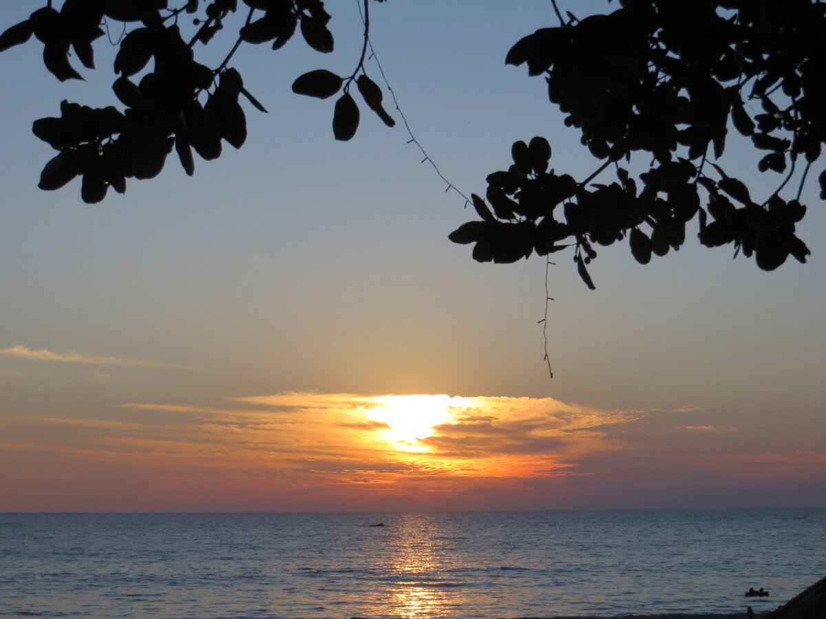 Закат на пляже в Нгапали, фото автора