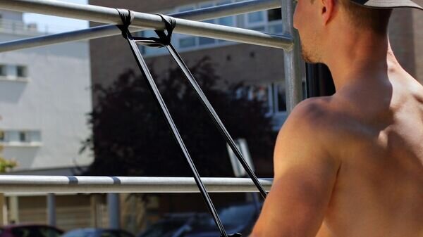    Мужчина занимается с эспандером© Pixabay / boaphotostudio