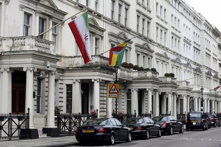 Штурм иранского посольства в Лондоне в 1980. Захват иранского посольства в Лондоне. Посольство Ирана в Лондоне. Здание посольства Ирана Лондон. Захват посольства
