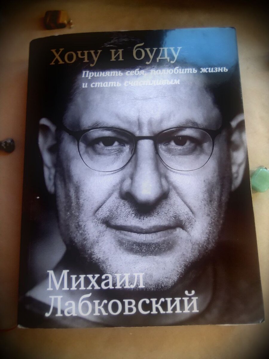 глянцевая и приятная на ощупь