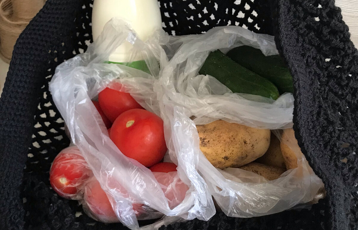 Решила проблему, связав практичную стильную авоську