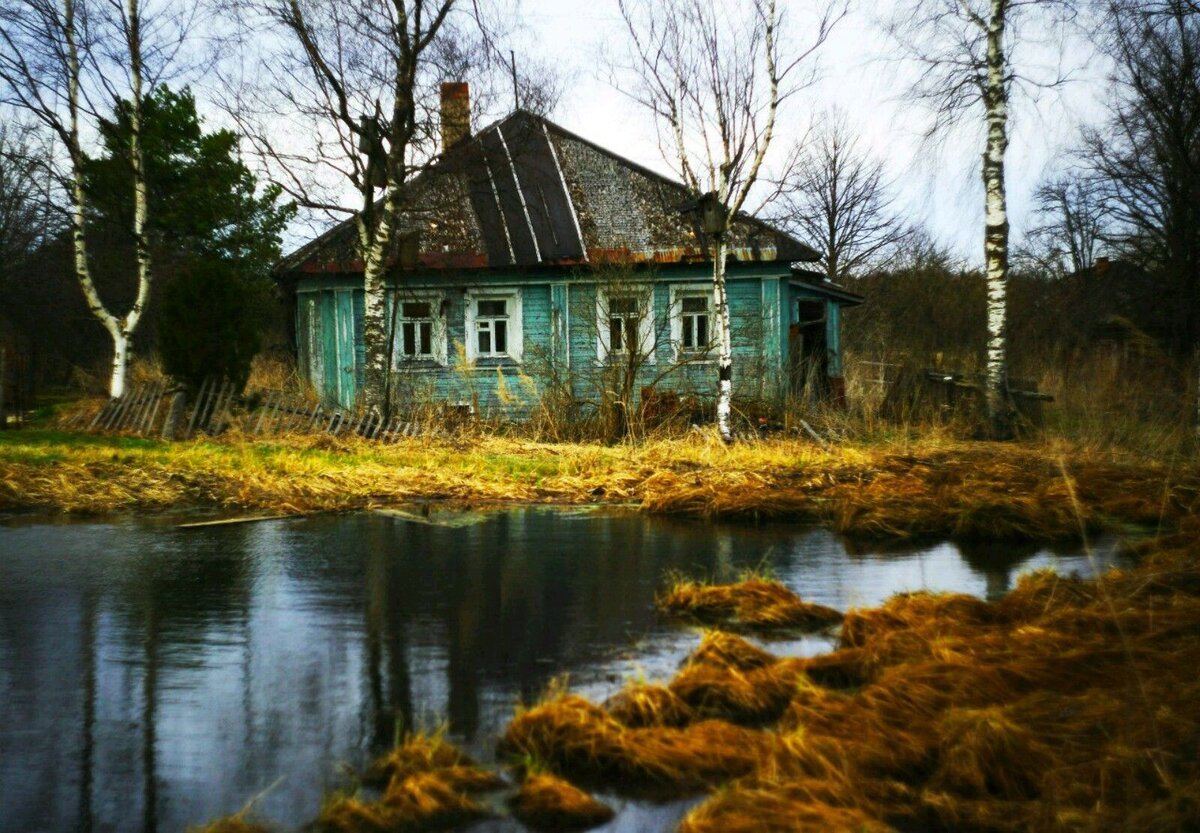 Бесплатной деревня. Заброшенный дом в деревне. Заброшенный деревенский дом в России. Полуразрушенный дом в России в деревне. Заброшка дом в деревне.