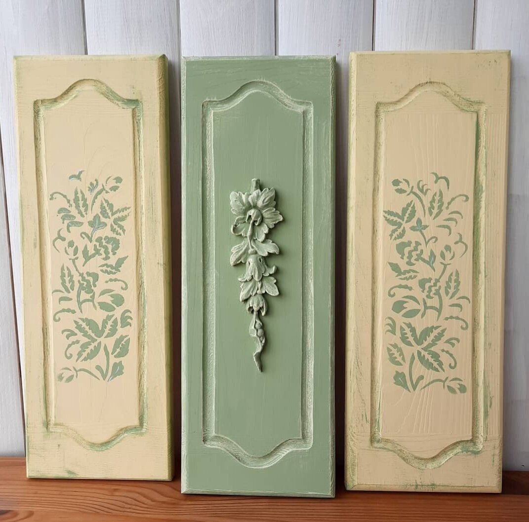 Столик планировала покрасить в цветах этого декора, который делала раньше