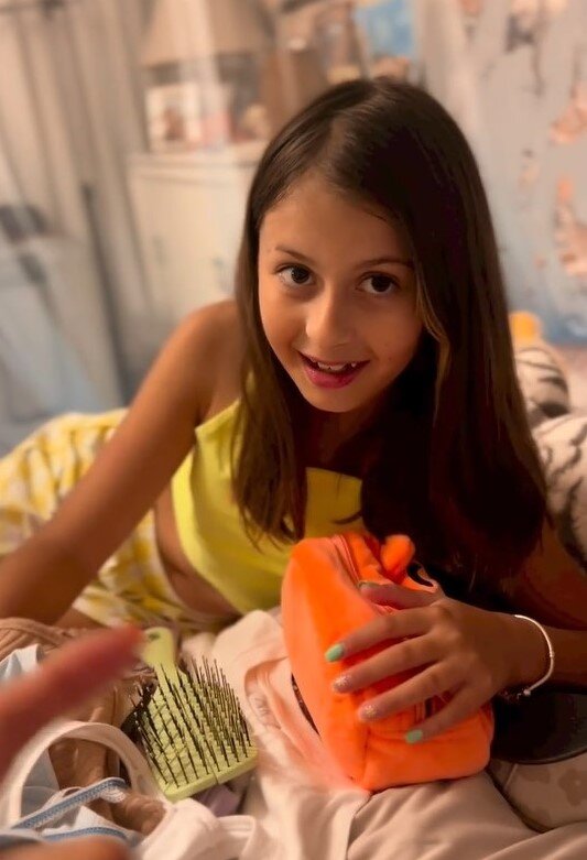    Анджелина уже красит губы и делает маникюрСоцсети Виктории Бони