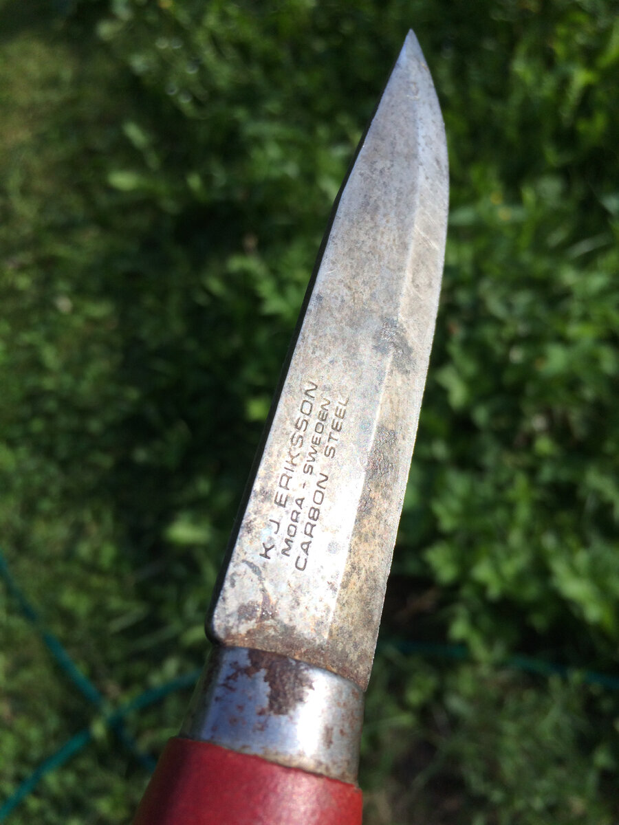 Нож K.J. Eriksson Classic. Общий вид ножа, лого. Авторская фотография.